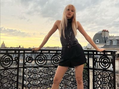 7 Gaya Savage Lisa BLACKPINK Jadi Cewek Mamba, Pakai Baju Serba Hitam