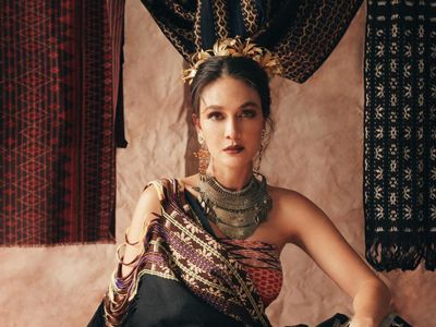 8 Pesona Luna Maya Berbalut Kain Tenun NTT & Ulos saat Pemotretan, Menawan