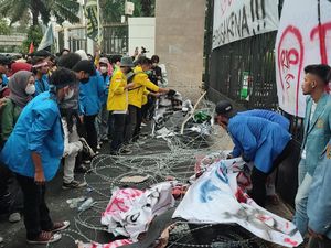 Mahasiswa Minta Gerbang DPR Dibuka, Barikade Kawat Berduri Diinjak-injak!