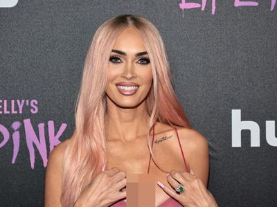 7 Foto Gaya Terkini Megan Fox Bikin Fans Salfok, Dikira Kim Kardashian