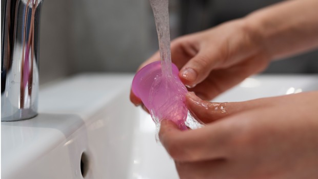 Mengenal menstrual cup, produk pengganti pembalut yang lebih ramah lingkungan/freepik/freepik Cara melepas menstrual cup bagi para pemula.