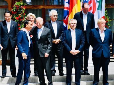 Momen Jokowi Dipeluk Macron, Dirangkul Joe Biden di KTT G7