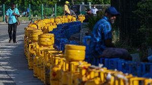 Mengular! Begini Panjangnya Antrean Beli Gas di Sri Lanka