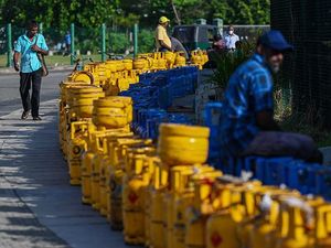 Mengular! Begini Panjangnya Antrean Beli Gas di Sri Lanka