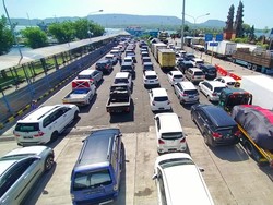 Cuaca Buruk, Kendaraan Terjebak Macet 12 Jam di Pelabuhan Gilimanuk