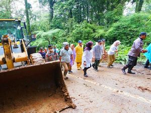 Pembersihan Longsor di Jalur Ijen Butuh 3 Hari, Ipuk: Semoga Cepat Selesai Pembersihan Longsor di Jalur Ijen Butuh 3 Hari, Ipuk: Semoga Cepat Selesai