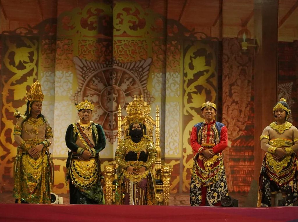 Tampil Bak Ratu Majapahit, Walkot Mojokerto Hibur Warga di Pentas Ludruk