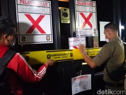 Satpol PP Segel 3 Outlet Holywings di Surabaya