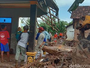 Warga Dengar Suara Gemuruh Saat Tanggul Sungai Sat Pati Jebol Warga Dengar Suara Gemuruh Saat Tanggul Sungai Sat Pati Jebol