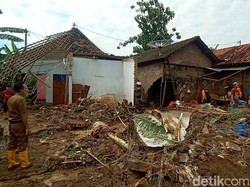 Banjir Bandang Terjang Pati gegara Tanggul Sungai Sat Jebol