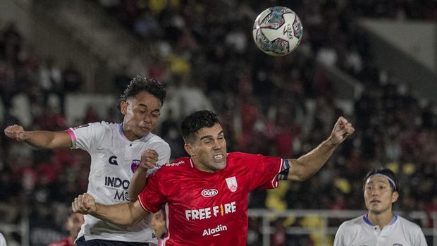 PERSITA TENGERANG MENANG ATAS PERSIS SOLO Pesepak bola Persis Solo Fabiano Da Rosa Beltrame (kedua kanan) berebut bola dengan pesepak bola Persita Tangerang Abu Rizal Maulana (kiri) pada pertandingan grup A Piala Presiden 2022 di Stadion Manahan, Solo, Jawa Tengah, Senin (27/6/2022). Persita Tangerang menang atas Persis Solo dengan skor 1-0. ANTARA FOTO/Mohammad Ayudha/rwa.