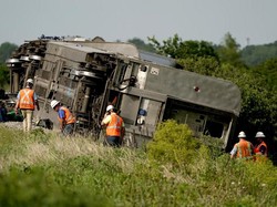 3 Orang Tewas dalam Tabrakan Kereta Amtrak dengan Truk Sampah di AS