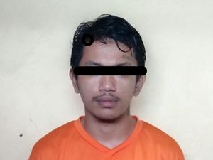 Aksi Polisi Gadungan Ancam Tembak Warga Berakhir di Balik Jeruji Aksi Polisi Gadungan Ancam Tembak Warga Berakhir di Balik Jeruji