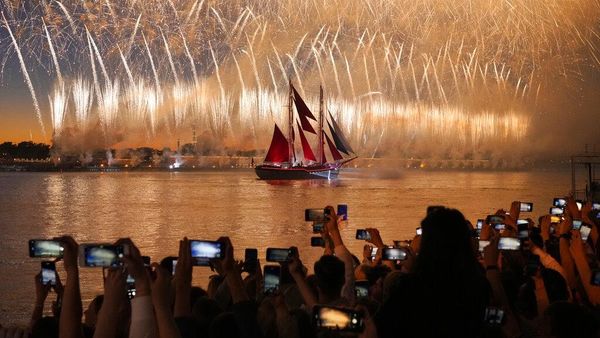 Potret Meriah Pesta Kelulusan Sekolah di Rusia