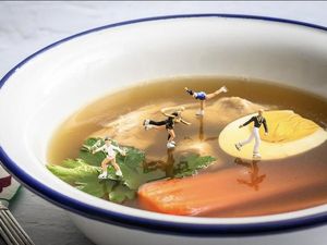 Keren! Pria Ini Ubah Makanan Jadi Dunia Kecil Penuh Cerita