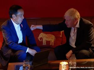 Momen Akrab PM Inggris Tinju Lengan Jokowi di Sela-sela KTT G7 Momen Akrab PM Inggris Tinju Lengan Jokowi di Sela-sela KTT G7