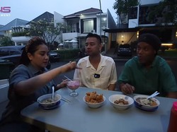 Cicip 5 Jajanan Kaki Lima Indonesia, Ronaldinho Ketagihan Telur Gulung!