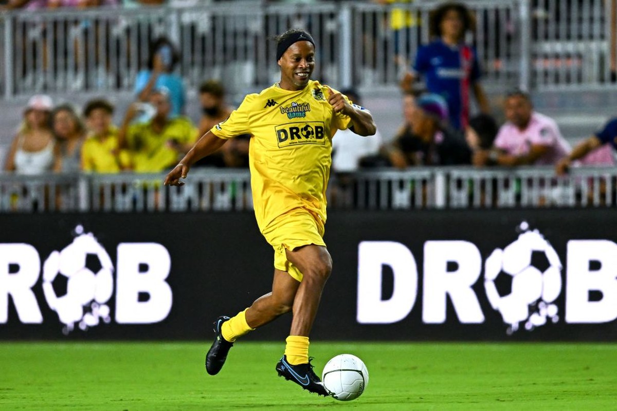 Aksi Ronaldinho dalam fun match di Miami, Florida, AS. Foto: AFP via Getty Images/CHANDAN KHANNA