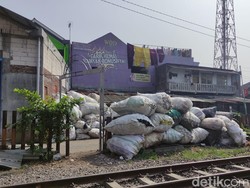 Istri Bos Rongsokan Sebut Suaminya Ditembak di Depan Anak