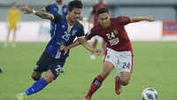 Selepas laga berjalan di atas 20 menit, kedua tim mulai menurunkan tempo pertandingan. Permainan nampak berjalan berimbang dengan aliran-aliran bola yang dilancarkan kedua tim. Visakha berhasil membuat kejutan dengan membalikan keadaan pada akhir babak pertama. Gol dicetak Ouk Sovann, Visakha berbalik unggul 2-1.