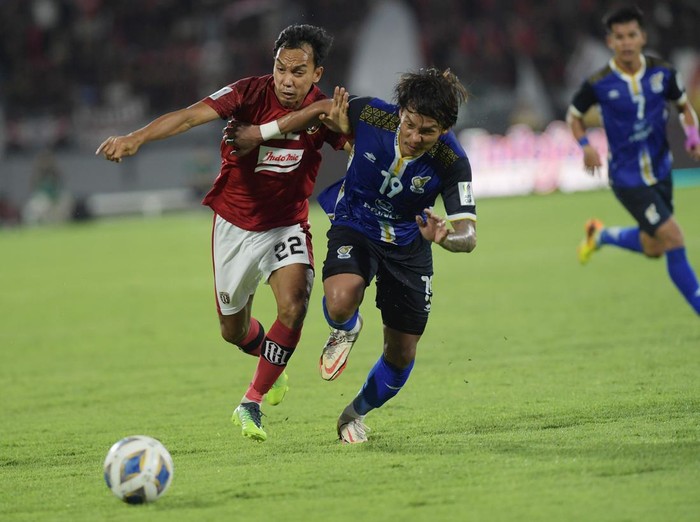 Saat Bali United Takluk dari Visakha FC Pesepak bola Bali United Eber Bessa (kiri) berebut bola dengan pesepak bola Visakha FC Mohammed Faeez Khan dalam pertandingan sepak bola Grup G Piala AFC 2022 di Stadion I Wayan Dipta, Gianyar, Bali, Senin (27/6/2022). Bali United kalah dari Visakha FC dengan skor 2-5. ANTARA FOTO/Nyoman Budhiana/rwa.