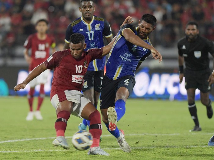 Saat Bali United Takluk dari Visakha FC Pesepak bola Bali United Eber Bessa (kiri) berebut bola dengan pesepak bola Visakha FC Mohammed Faeez Khan dalam pertandingan sepak bola Grup G Piala AFC 2022 di Stadion I Wayan Dipta, Gianyar, Bali, Senin (27/6/2022). Bali United kalah dari Visakha FC dengan skor 2-5. ANTARA FOTO/Nyoman Budhiana/rwa.