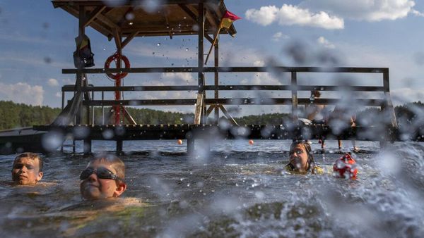 Segarnya Nyebur ke Danau Saat Lithuania Lagi Panas-panasnya