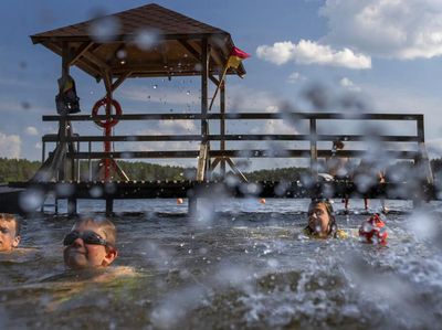 Segarnya Nyebur ke Danau Saat Lithuania Lagi Panas-panasnya