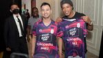 Senyum Ronaldinho saat Kenalkan Jersey Rans Nusantara FC