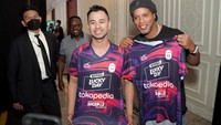 Pada kesempatan itu, hadir Chairman RANS Nusantara FC, Raffi Ahmad dan bintang sepak bola dunia asal Brazil, Ronaldinho yang juga menjadi ikon di acara Grand launching Jersey with Ronaldinho RANS Nusantara FC. Keduanya menunjukkan Jersey terbaru RANS Nusantara FC musim 2022/2023.