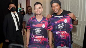 Senyum Ronaldinho saat Kenalkan Jersey Rans Nusantara FC