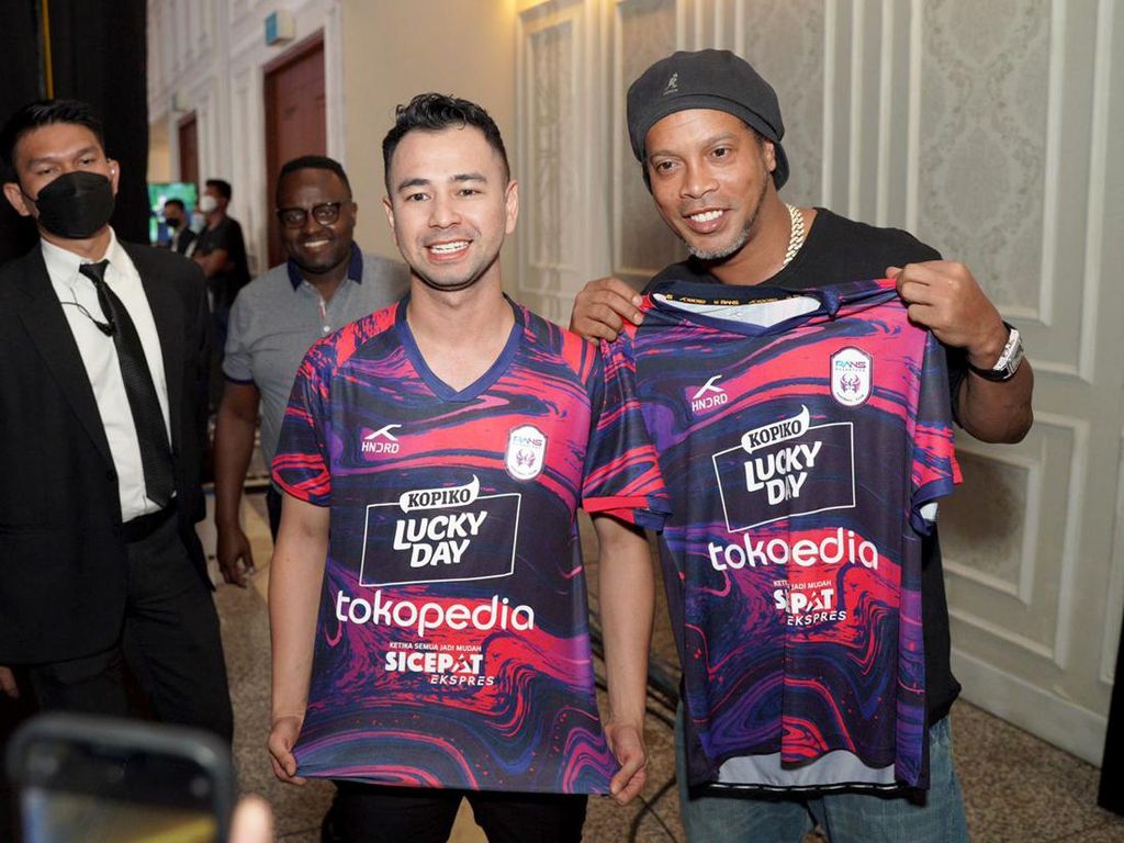 Senyum Ronaldinho saat Kenalkan Jersey Rans Nusantara FC