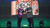 Chairman RANS Nusantara FC, Raffi Ahmad dan Marketing Manager RTD Coffee PT Tirta Fresindo Jaya (Mayora Group), Pikko Wijaya menunjukkan Jersey terbarunya bersama Ronaldinho.
