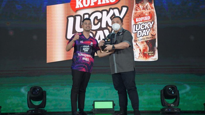 Senyum Ronaldinho saat Kenalkan Jersey Rans Nusantara FC RANS Nusantara FC mengenalkan Ronaldinho dan jersey terbaru mereka untuk musim 2022/2023 di Jakarta belum lama ini. Begini potretnya.