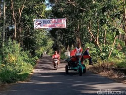 Warga Pasang Spanduk Tolak Truk Galian C Lintasi Jalan Desa Glagah Klaten