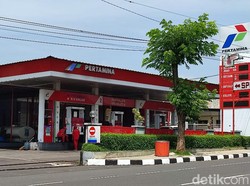 Amankah Buka HP Saat Isi BBM di SPBU?