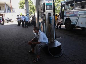 Warga Sri Lanka Kesulitan BBM, Ada yang Rela Menginap 2 Hari di SPBU Warga Sri Lanka Kesulitan BBM, Ada yang Rela Menginap 2 Hari di SPBU