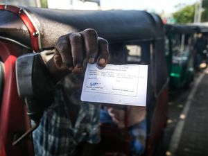 Sri Lanka Bangkrut, Warga Antre Beli BBM Pakai Ini