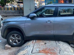 Yang Bikin Polisi Tidur Nggak Ada Akhlak, SUV Kia Nyangkut di Tengah