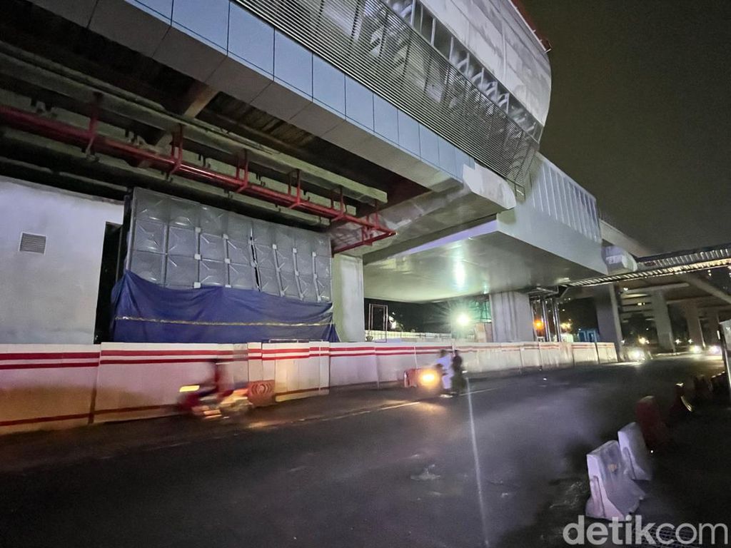 Detik-detik Tandon LRT di Rasuna Jebol Bak Air Bah Sapu Pengendara