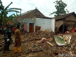 Detik-detik Tanggul Sungai Sat Jebol Picu Banjir Bandang di Pati