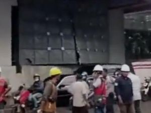 5 Korban Tandon Air Jebol di Proyek LRT Rasuna Dibawa ke RS 5 Korban Tandon Air Jebol di Proyek LRT Rasuna Dibawa ke RS
