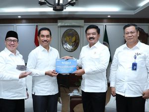 TASPEN Serahkan Manfaat Tabungan Hari Tua & Pensiun ke Hadi Tjahjanto