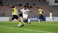 Tampines unggul lebih dulu di babak pertama lewat tendangan keras Zehruddin Mehmedovic di luar kotak penalti Juku Eja pada menit ke-29, yang tak mampu dijangkau Reza Arya Pratama. Skor berubah 1-0 untuk Tampines.