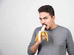 Terlalu Sensual Saat Makan Pisang, Pegawai Ini Dilaporkan ke HRD