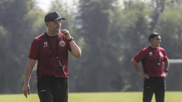 Thomas Doll Pelatih Persija Thomas Doll (kiri) memperhatikan para pemain saat latihan di Lapangan Nirwana Park, Bojongsari, Depok, Jawa Barat, Rabu (25/5/2022). Persija Jakarta merekrut pelatih dan asisten pelatih baru untuk memperkuat tim guna menghadapai kompetisi Liga 1. ANTARA FOTO/Asprilla Dwi Adha/tom.