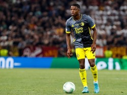 Man United Bajak Bek Buruan Lyon Ini