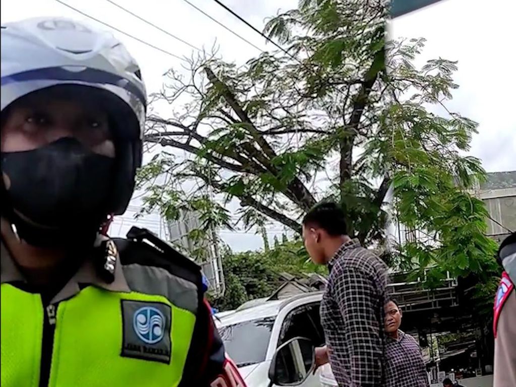 Viral Pemobil Kena Tilang saat Belok ke Hotel, Ini Penjelasan Polisi Viral Pemobil Kena Tilang saat Belok ke Hotel, Ini Penjelasan Polisi