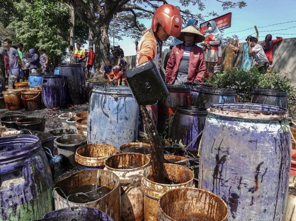 Warga Cilacap Rebutan Tumpahan Minyak Mentah di Dermaga Wijayapura