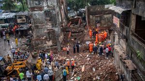 Foto-foto Gedung 4 Lantai di Mumbai Ambruk-Tewaskan 19 Orang